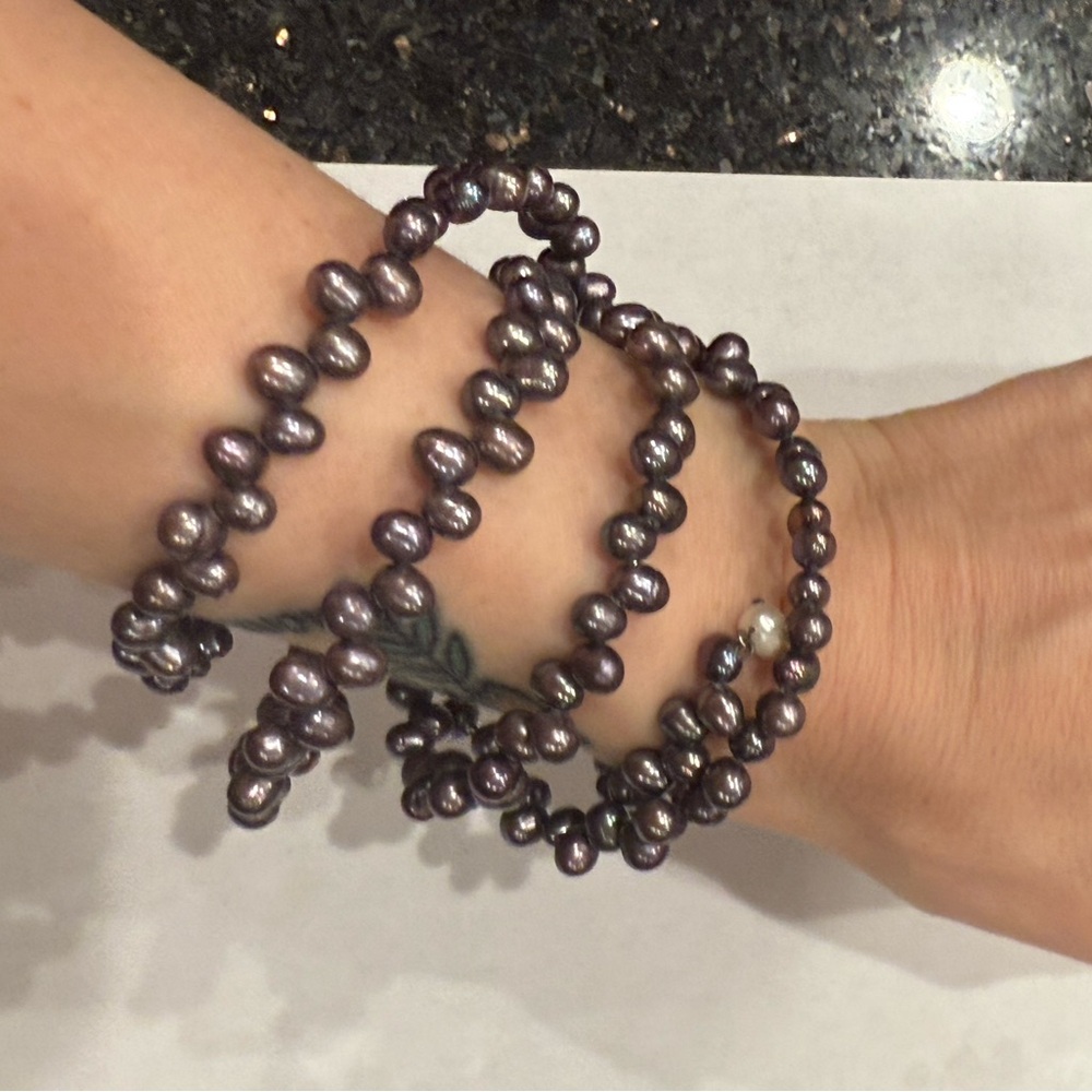 Genuine Freshwater Pearl Wrap Bracelet in off black/purple.